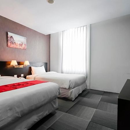 Reddoorz Premium Near Pantai Losari 2 Makassar Exterior photo