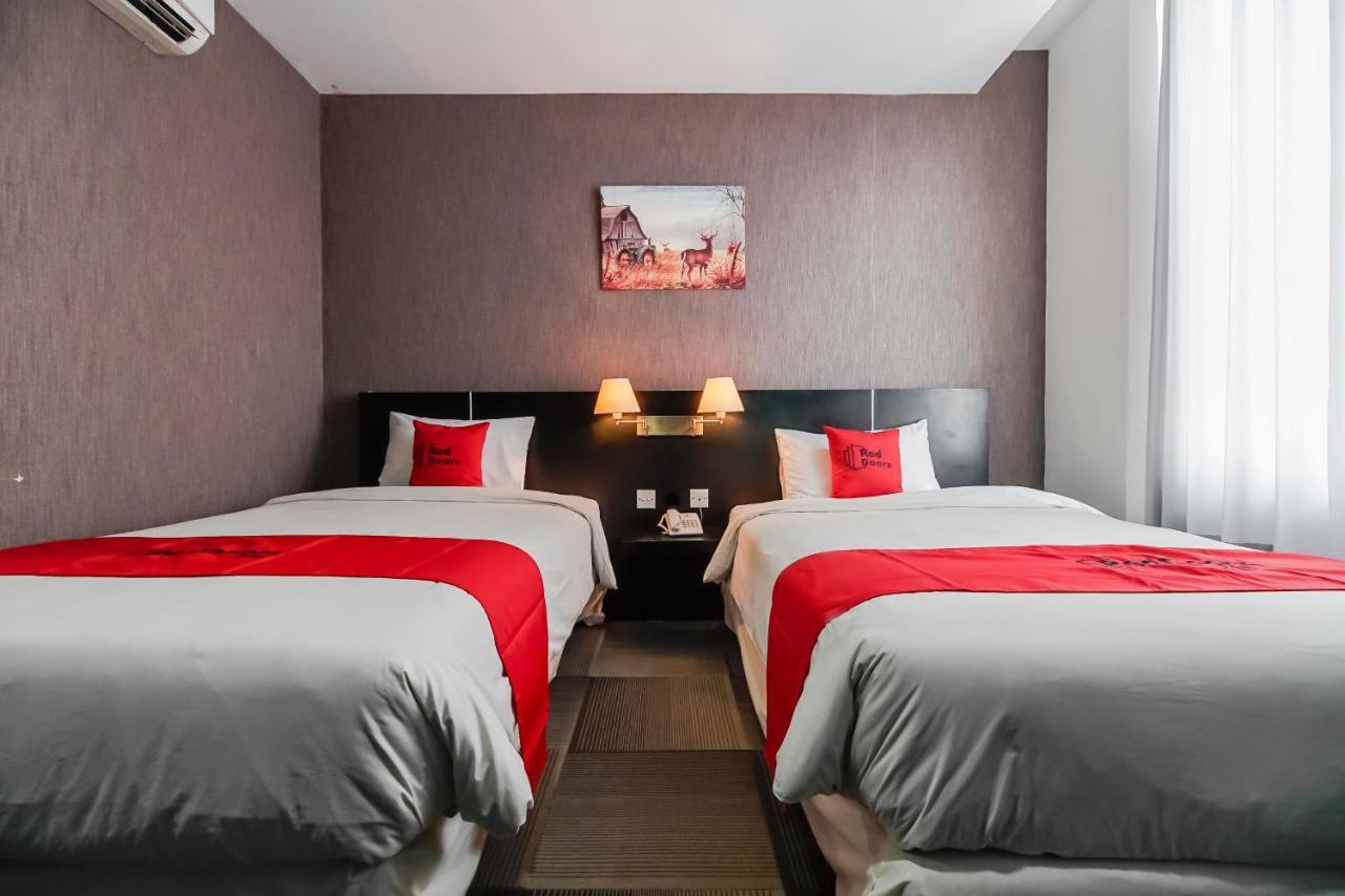 Reddoorz Premium Near Pantai Losari 2 Makassar Exterior photo
